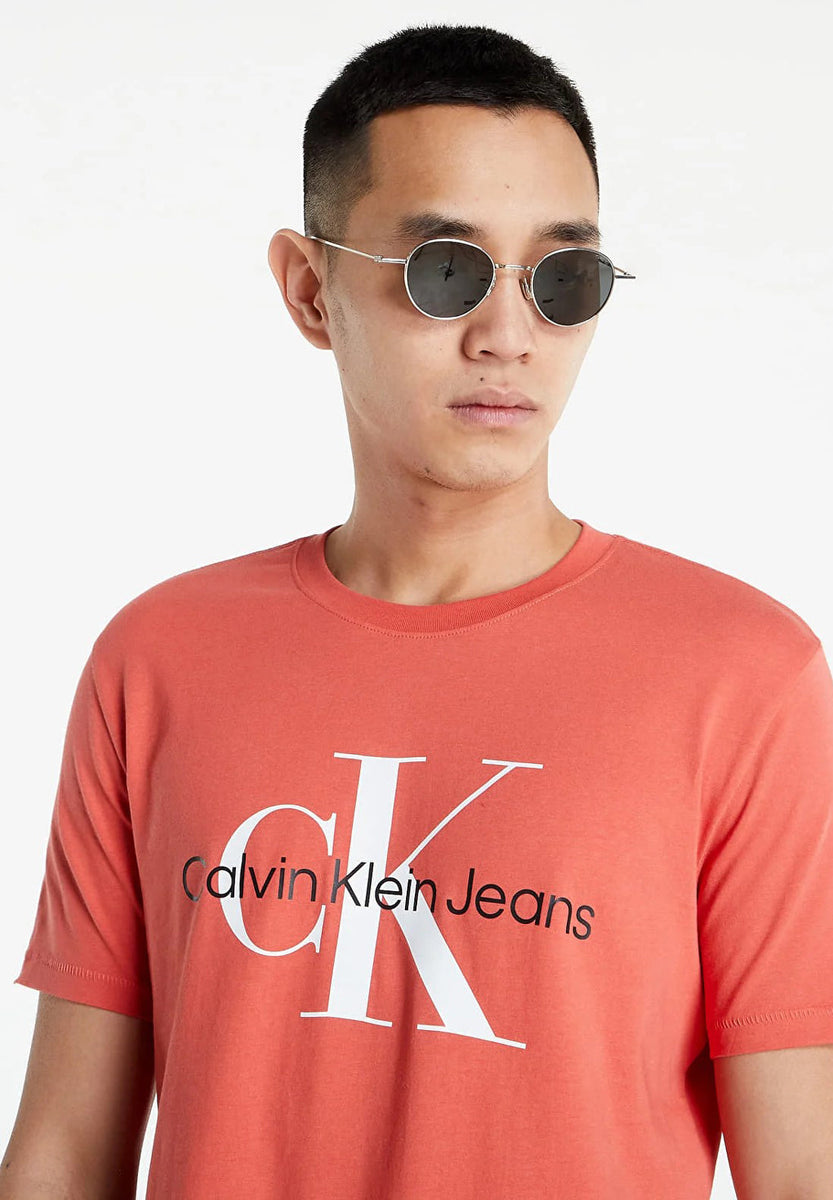 Byblomst golf Tordenvejr Calvin Klein Jeans Seasonal Monogram T-Shirt - Rhubarb Red – Stillo