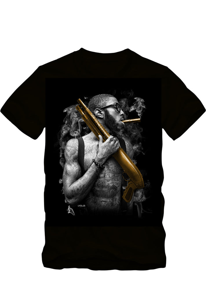 Stillo T-shirt Man with Tatoo Handling Shotgun hos Stillo