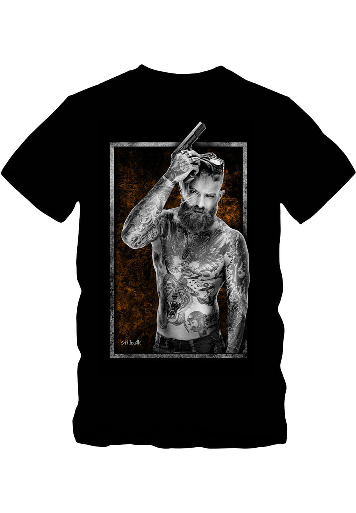 Stillo T-shirt Man With Tattoos and Gun hos Stillo