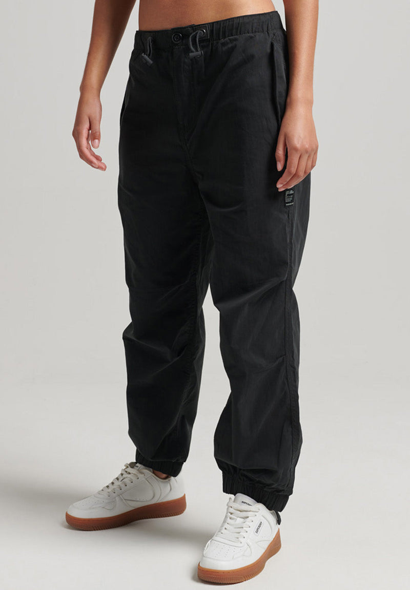 Superdry Lady Organic Cotton Parachute Grip Pants hos Stillo