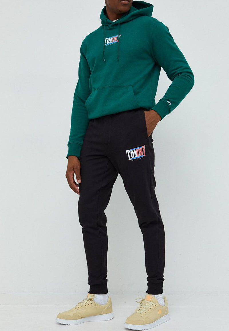 Tommy Jeans TJM Slim Essential Graphic Pants hos Stillo